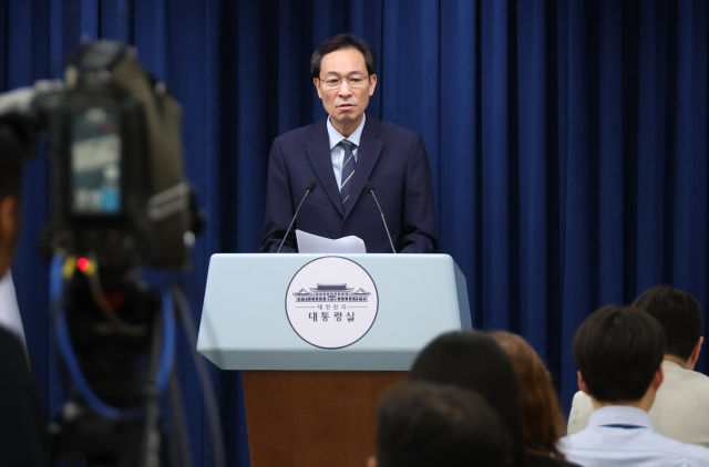 우상호 정무수석이 28일 용산 대통령실에서 ‘제21대 대통령 국민임명식’ 관련 브리핑을 하고 있다. 연합뉴스