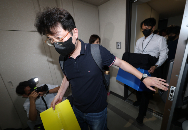 김건희 여사의 의혹들을 수사하는 민중기 특별검사팀 관계자들이 28일 서울 노원구 개혁신당 이준석 대표의 자택에서 압수수색을 마친 후 자택을 나서고 있다. 공동취재단