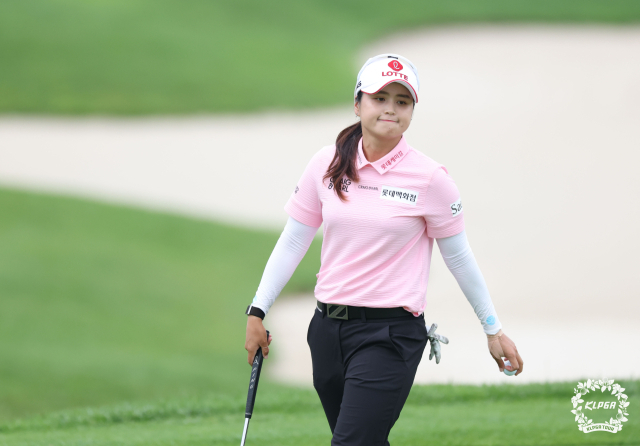 그린을 파악하고 있는 최혜진. 사진 제공=KLPGA