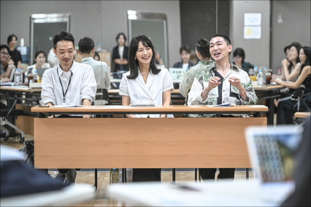 연극 '문 속의 문' 제작진이 22일 서울 세종문화회관에서 인터뷰를 하고 있다. 왼쪽부터 이준우 연출, 백은혜 배우, 김호영 배우 /제공=세종문화회관