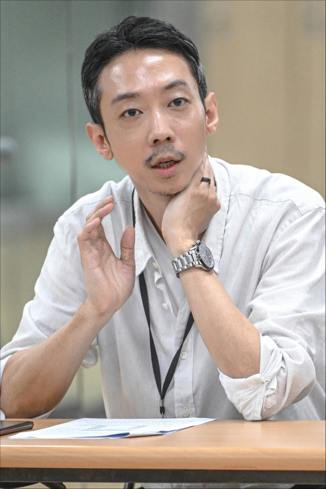 인터뷰하고 있는 이준우 연출 /제공=세종문화회관