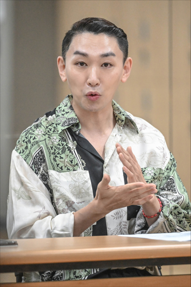 연극 ‘문 속의 문’에 대해 인터뷰를 하고 있는 김호영 배우/제공=세종문화회관