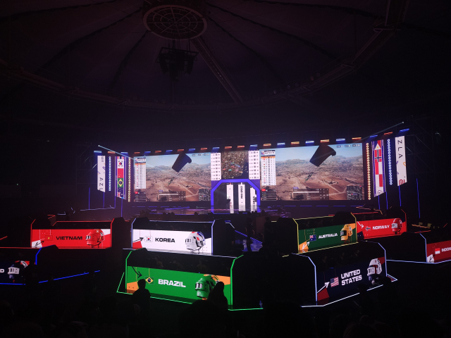 27일 서울 송파구 서울올림픽공원 핸드볼 경기장에서 열린 ‘펍지(PUBG): 배틀그라운드’ 국가대항전 ‘PNC 2025’에서 아마존웹서비스(AWS)와 크래프톤이 개발한 AI 기반의 e스포츠 경기 실시간 분석 솔루션이 적용된 사례. 화면 좌측에 국가별 점수, 킬 수 등이 노출된다. 사진제공=AWS