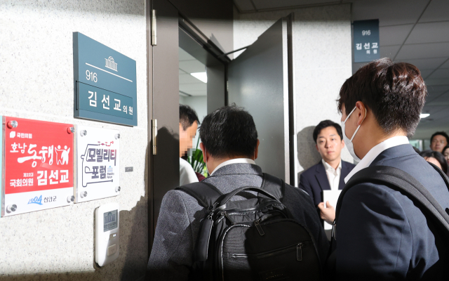 김건희 여사의 의혹들을 수사하는 민중기 특별검사팀이 25일 '양평고속도로 특혜의혹'과 관련해 압수수색 하기 위해 서울 여의도 국회 의원회관 국민의힘 김선교 의원실로 들어서고 있다. 연합뉴스