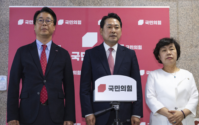 국민의힘 법사위원인 장동혁(가운데), 곽규택(왼쪽), 조배숙 의원이 이날 국회에서 열린 법제사법위원회 제1소위원회에서 여당의 주도로 상법 추가 개정안이 통과된 뒤 가진 기자회견에서 발언하고 있다. 연합뉴스