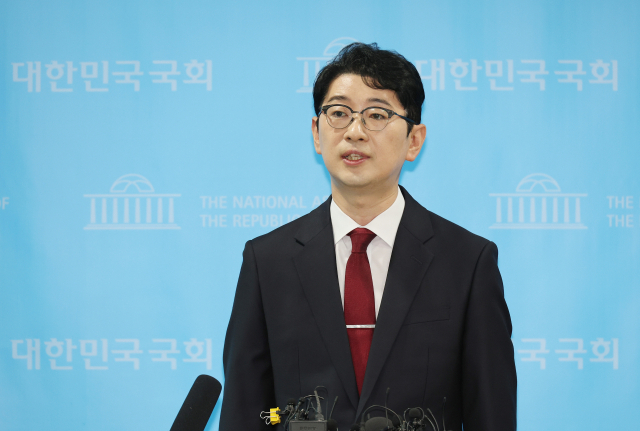 주진우 국민의힘 의원이 24일 서울 여의도 국회 소통관에서 국민의힘 당대표 출마 선언 기자회견을 마치고 취재진의 질문에 답하고 있다. 연합뉴스