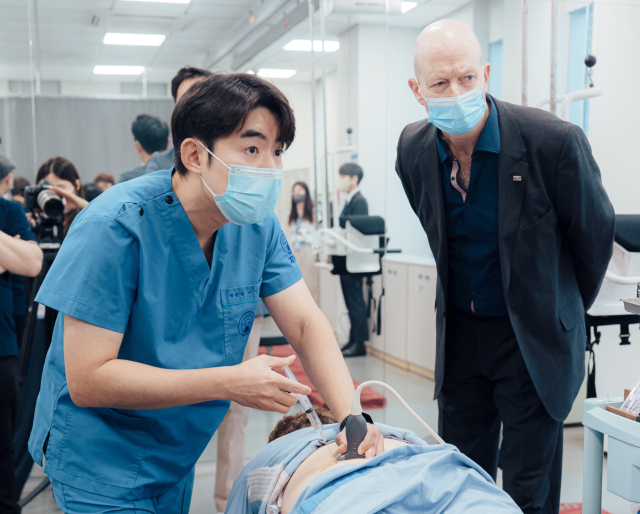 이진호 자생한방병원장(왼쪽)이 해외 의료진 대상으로 초음파 유도 약침치료법을 시연하며 설명하고 있다. 사진 제공=자생한방병원
