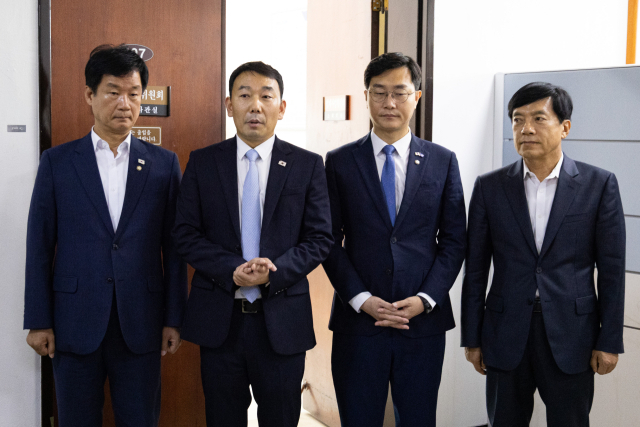 국회 법제사법위원회 더불어민주당 위원들이 28일 서울 여의도 국회에서 ‘집중투표제 의무’ 등을 담은 상법 개정안을 법안심사제1소위원회에서 단독 처리한 후 취재진과 만나 질의응답을 하고 있다. 박균택(왼쪽부터), 김용민, 장경태, 이성윤 더불어민주당 의원. 2025.7.28 뉴스1