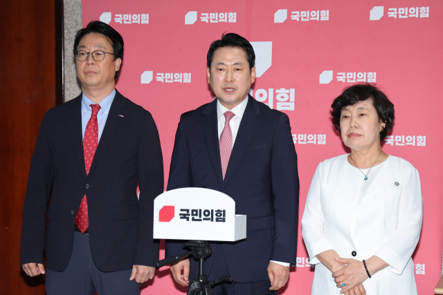 국민의힘 법사위원인 곽규택(왼쪽부터), 장동혁, 조배숙 의원이 28일 오후 서울 여의도 국회에서 여당 주도 상법 추가 개정안이 통과된 뒤 입장을 밝히고 있다. 2025.7.28 뉴스1