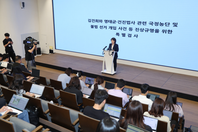 윤석열 전 대통령 부인 김건희 여사와 관련한 각종 의혹 사건을 수사하는 민중기 특별검사팀 오정희 특검보가 8일 서울 종로구 KT광화문빌딩에서 정례 브리핑을 하고 있다. 연합뉴스