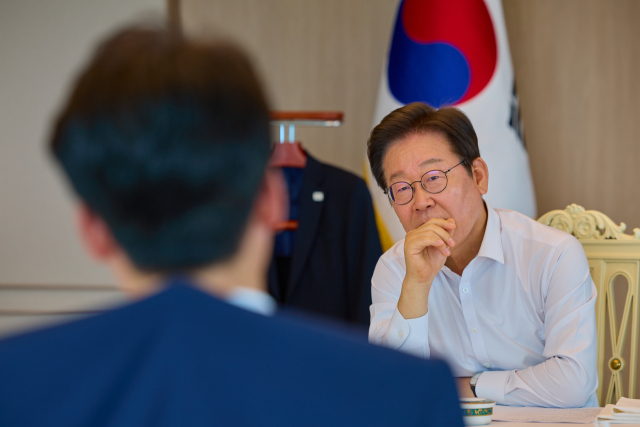 이재명 대통령이 28일 용산 대통령실에서 김민석 국무총리와 오찬을 함께하며 주례 보고를 받고 있다. 연합뉴스
