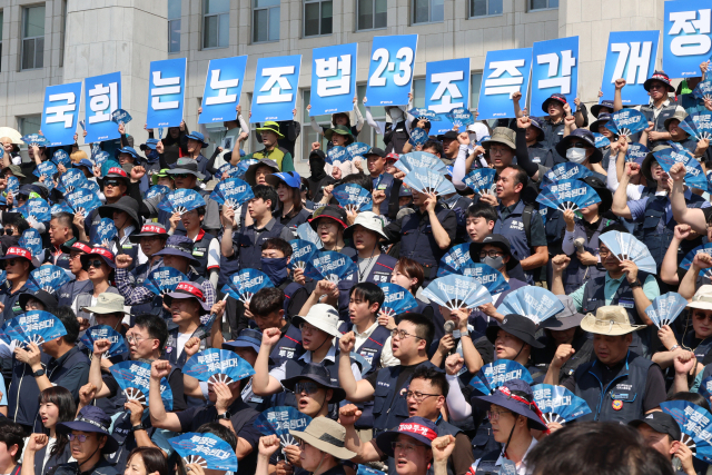 민주노총과 한국노총 조합원, 진보당, 사회민주당 등 정당 당원들이 28일 서울 여의도 국회 본청 앞에서 '노조법 2·3조 개정안 후퇴 저지 및 신속 통과 촉구' 기자회견을 하고 있다. 연합뉴스
