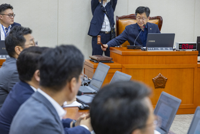 국회환경노동위원회 안호영 위원장이 28일 윤석열 전 대통령이 거부권(재의요구권)을 행사했던 '노란봉투법'(노조법 2·3조 개정안)을 처리하고 있다. 이날 노조법 2·3조 개정안은 이날 소위를 통과한 뒤 환노위 전체회의에서 국민의힘 의원들이 퇴장한 가운데 처리됐다. 연합뉴스