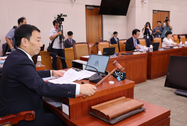 김용민(왼쪽) 국회 법제사법위원회 법안심사소위 위원장이 28일 국회에서 상법 개정안을 상정하고 있다. 연합뉴스