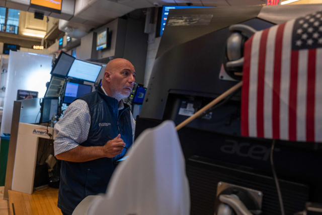 28일(현지 시간) 미국 뉴욕증권거래소(NYSE)에서 한 거래중개인이 모니터를 바라보고 있다. AFP연합뉴스