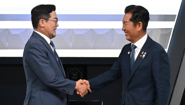 박찬대(왼쪽)·정청래 더불어민주당 당대표 후보가 27일 오후 서울 여의도 KBS에서 열린 TV토론회 시작 전 기념촬영을 하고 있다. 뉴스1