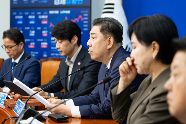 김병기 더불어민주당 당대표 직무대행 겸 원내대표가 28일 서울 여의도 국회에서 열린 최고위원회의에서 모두 발언을 하고 있다. 뉴스1
