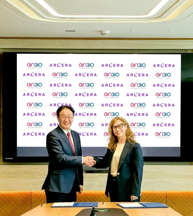 정재준(왼쪽) 아리바이오 대표와 이사벨 아폰소 아르세라 최고경영자(CEO)가 양해각서(MOU)를 체결한 뒤 기념촬영을 하고 있다. 사진 제공=아리바이오