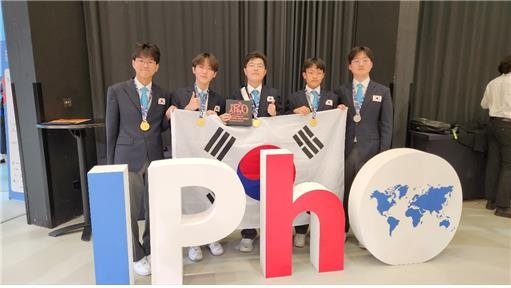 제55회 국제물리올림피아드에 출전한 한국대표단. (왼쪽부터)이연호, 최정민, 이혁준, 한지형, 장근영. 사진제공=과학기술정보통신부