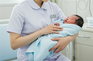 신생아 무릎에 앉히고 "낙상 마렵다"…대학병원 간호사 3명, 학대 혐의로 기소