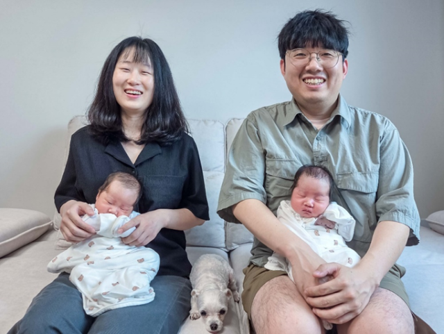 4월 쌍둥이를 출산해 2000만 원의 육아동행지원금을 받은 강남경(왼쪽) 한화비전 책임 가족. 사진 제공=한화