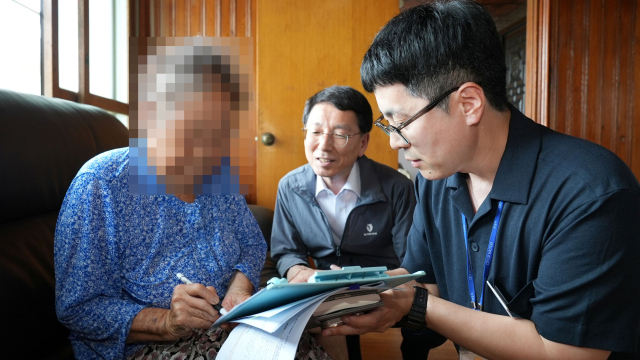 김성중 경기도 행정1부지사가 지난 28일 안성시 대덕면을 찾아 안성시 민생회복 소비쿠폰을 사용하는 어르신과 환담하고 있다. 사진 제공 = 안성시