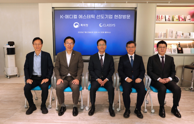 백승한(왼쪽 세번째) 클래시스 대표와 김완기(왼쪽 두번째) 특허청장이 25일 클래시스 본사에서 면담한 뒤 기념촬영을 하고 있다. 사진 제공=클래시스