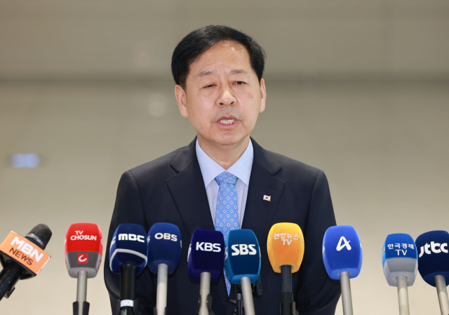 스콧 베선트 미국 재무장관과 면담하기 위해 워싱턴DC로 향하는 구윤철 부총리 겸 기획재정부 장관이 29일 인천국제공항 제2여객터미널에 도착해 인터뷰하고 있다. 구 부총리와 베선트 장관의 회담은 그간 이어져 온 양국 간 통상논의를 막바지 조율하는 자리가 될 전망이다. 2025.7.29 nowwego@yna.co.kr (끝) <저작권자(c) 연합뉴스, 무단 전재-재배포, AI 학습 및 활용 금지>