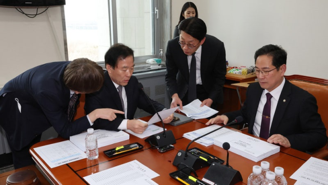 담배사업법·외국환거래법 일부개정법률안 등을 심의하는 국회 기획재정위원회의 제1차 경제재정소위원회가 10일 국회에서 열리고 있다. 더불어민주당 소속 정태호(왼쪽 두 번째) 소위원장이 회의를 주재하고 있다. 연합뉴스