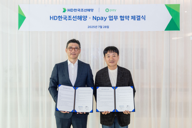 김성준(왼쪽) HD한국조선해양 대표와 박상진 네이버페이 대표가 판교 HD현대 글로벌R&D센터에서 HD핵심가치 실천페이 시스템 구축 및 운영을 위한 업무협약(MOU)를 체결한 후 기념 촬영을 하고 있다. 사진 제공=HD현대