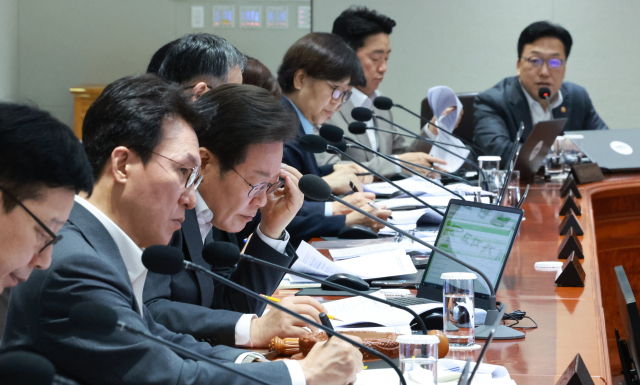 이재명 대통령이 29일 서울 용산 대통령실 청사에서 열린 국무회의에서 김병환 금융위원장의 발언을 듣고 있다. 연합뉴스