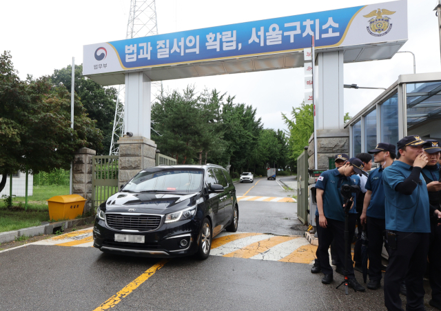 서울구치소 나서는 차량. 연합뉴스