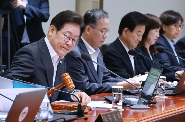 이재명 대통령이 29일 서울 용산 대통령실 청사에서 열린 국무회의에서 의사봉을 두드리며 개회 선언을 하고 있다. 연합뉴스