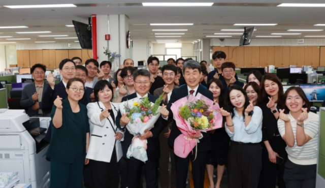 이주호 부총리 겸 교육부 장관이 29일 사임 재가 직후 직원들과 기념 사진을 촬영하고 있다. 사진제공=교육부