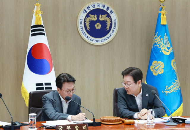 이재명 대통령이 29일 서울 용산 대통령실 청사에서 열린 국무회의에서 김민석 국무총리와 논의하고 있다. 연합뉴스