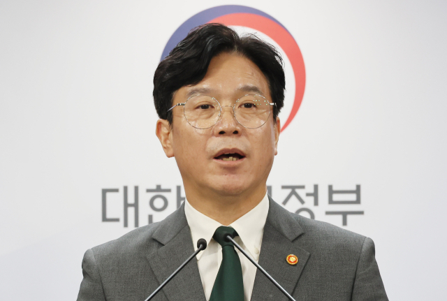 김영훈 고용노동부 장관이 29일 서울 종로구 정부서울청사에서 노동조합 및 노동관계조정법 개정안(노란봉투법) 관련 브리핑에 참석하고 있다. 연합뉴스