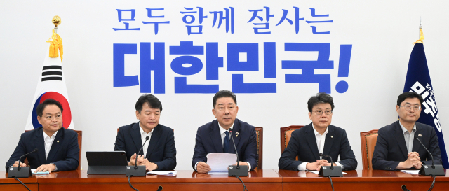 김병기 더불어민주당 대표 직무대행 겸 원내대표가 29일 서울 여의도 국회에서 열린 원내대책회의에서 현안에 관해 발언하고 있다. 오승현 기자