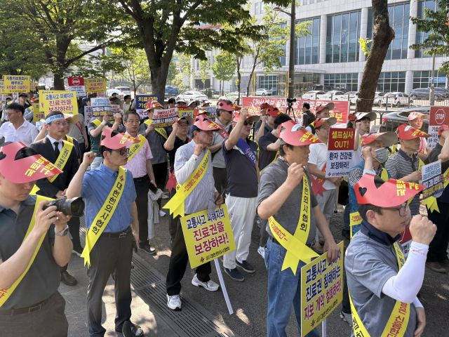 29일 오전 서울 용산 대통령실 앞에서 열린 ‘국토부의 자동차손해배상 보장법(자배법) 시행령·시행규칙 개악 철폐를 위한 서울·강원권 궐기대회’에 한의사 회원과 시민단체 관계자 등 300여명이 모였다. 사진 제공=대한한의사협회