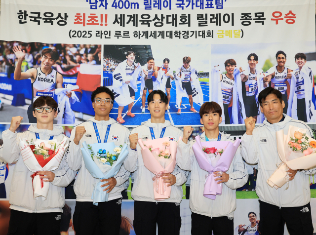 2025 라인-루르 하계 세계대학경기대회 육상 남자 계주 400ｍ에서 금메달을 획득한 서민준(왼쪽부터), 나마디 조엘진, 이재성, 김정윤, 이정호 한국체대 교수가 29일 오전 인천국제공항 제1여객터미널을 통해 귀국 후 메달을 들고 기념 촬영하고 있다. 뉴스1