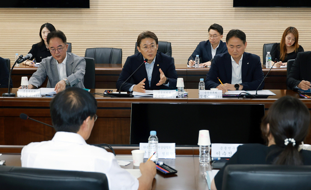 권대영(뒷줄 왼쪽 두 번째) 금융위원회 부위원장이 29일 서울 서민금융진흥원에서 열린 ‘개인 연체채권 관리 관련 현장 간담회’에서 발언하고 있다. 사진 제공=금융위
