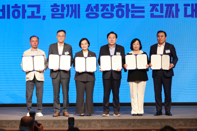 한성숙(왼쪽 세 번째) 중소벤처기업부 장관과 김기문(〃 네번째) 중소기업중앙회장이 29일 서울 영등포구 중기중앙회에서 열린 ‘내수·소비 활성화 캠페인’에 참석해 결의문에 서명한 후 기념 촬영을 하고 있다. 사진 제공=중기부