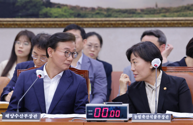 전재수 해양수산부 장관(왼쪽)과 송미령 농림축산식품부 장관이 29일 오후 서울 여의도 국회에서 열린 농해수위 전체회의에서 대화하고 있다. 2025.7.29/뉴스1