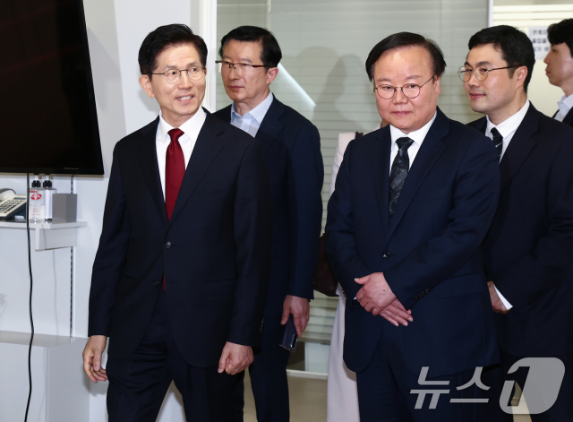김문수(왼쪽) 전 국민의힘 대선 후보와 김재원 전 국민의힘 최고위원. 뉴스1
