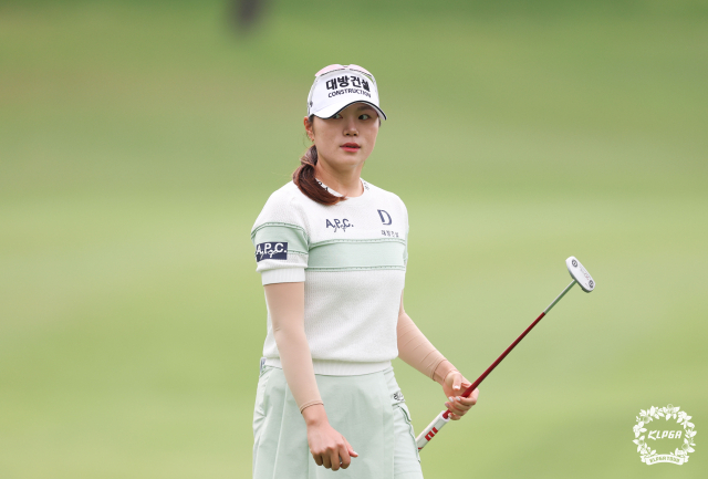 퍼팅을 마치고 이동하고 있는 김민선7. 사진 제공=KLPGA