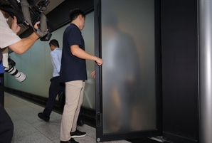 특검, 김건희 여사 오빠 장모집 압수수색…'20억대 추정 이우환 그림 확보'