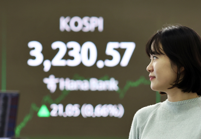 29일 서울 하나은행 본점 딜링룸에서 딜러들이 업무를 보고 있다. 연합뉴스