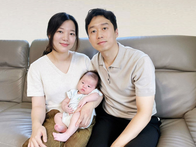 100번째로 육아동행지원금을 받은 원소라(왼쪽) 아워홈 책임 가족. 사진 제공=한화