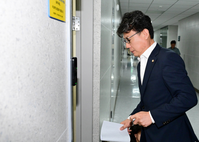 진성준 더불어민주당 정책위의장이 29일 서울 여의도 국회 의원회관에서 열린 세제 개편안 마련을 위한 비공개 당정협의회를 마치고 회의실을 나서고 있다. 오승현 기자