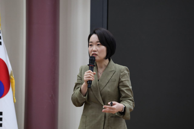 이소영 더불어민주당 의원이 29일 서울 영등포구 국회 의원회관에서 열린 '경제는 민주당: 코스피 5000시대 실현을 위한 민주당이 할 일 기업편' 세미나에서 강연하고 있다. 사진 제공=김태년 의원실
