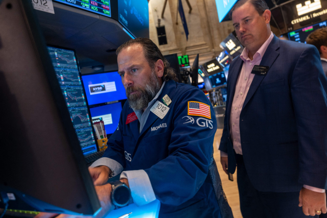 28일(현지 시간) 미국 뉴욕증권거래소(NYSE)에서 거래중개인들이 모니터를 바라보고 있다. AFP연합뉴스